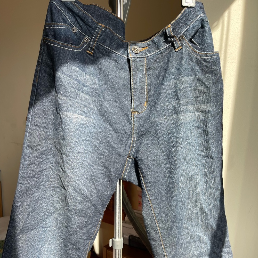 Size 8 dark wash denim capris